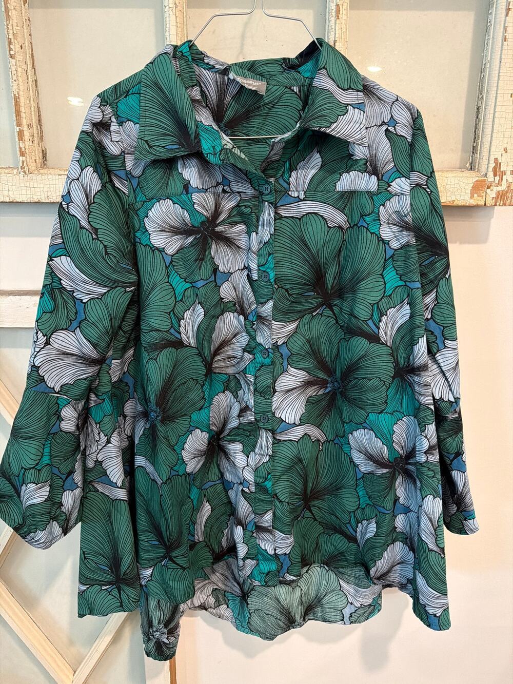 Masseys size large vibrant green floral button-up tunic blouse
